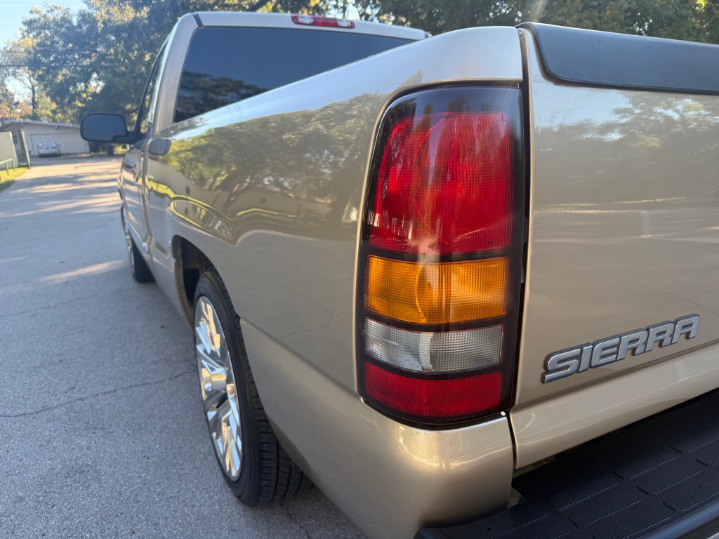 2004 GMC Sierra Image 13