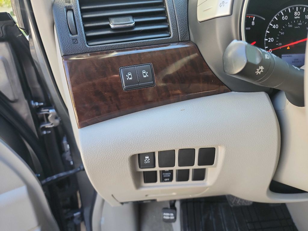 2017 Nissan Quest Image 17