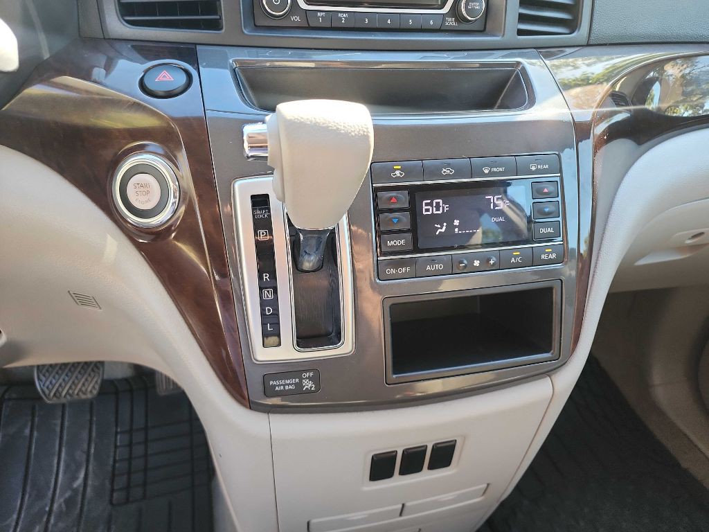 2017 Nissan Quest Image 25