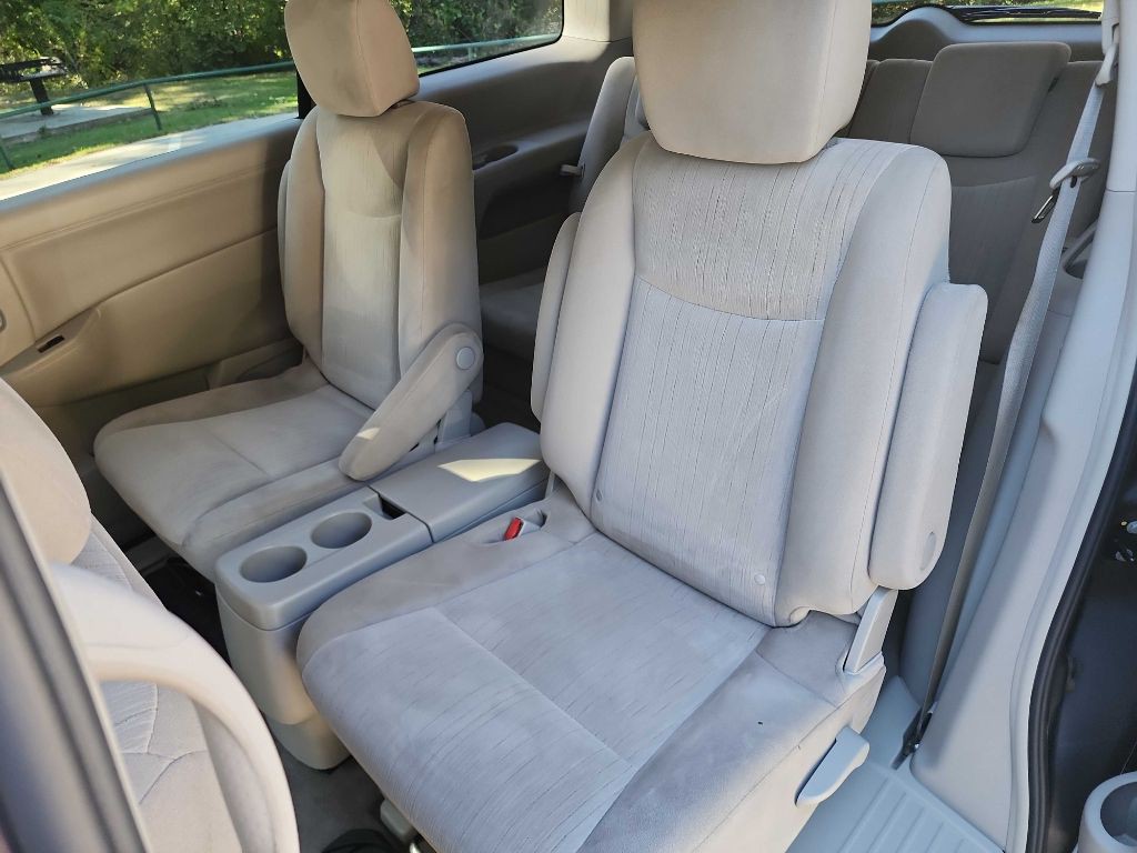2017 Nissan Quest Image 28