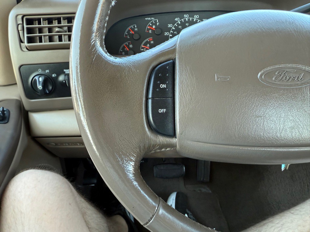 1999 Ford F-250 Image 28