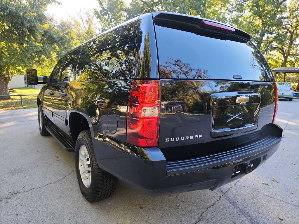 2010 Chevrolet Suburban Image 4