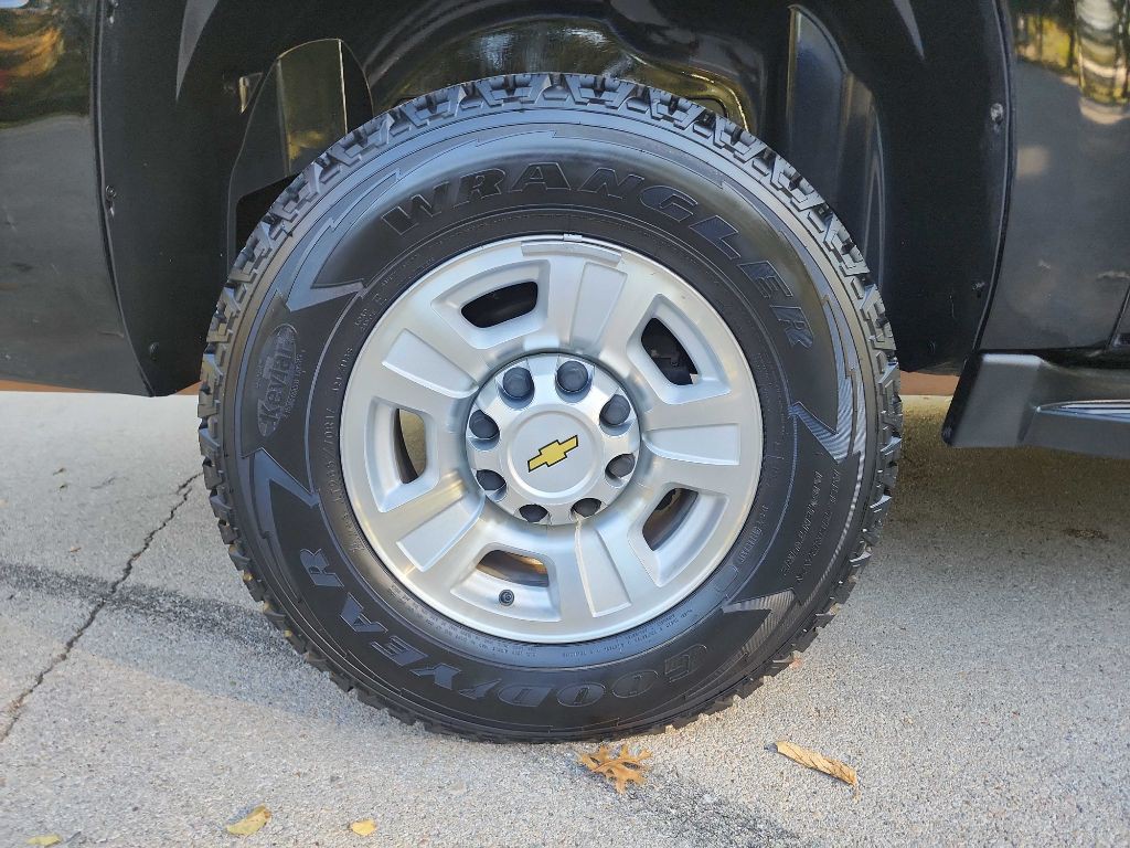 2010 Chevrolet Suburban Image 9