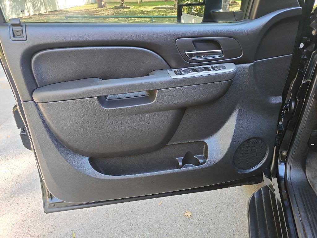 2010 Chevrolet Suburban Image 12