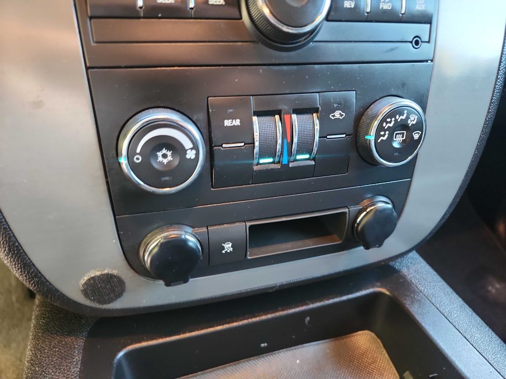 2010 Chevrolet Suburban Image 23