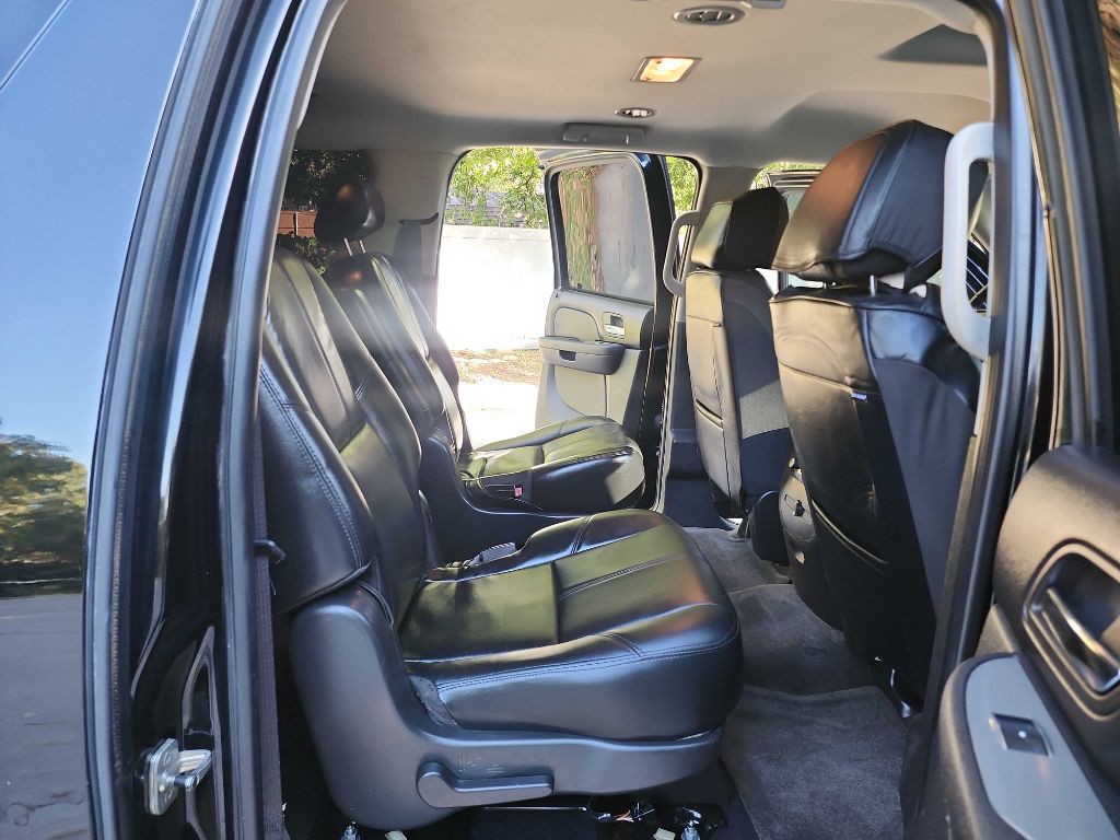2010 Chevrolet Suburban Image 32