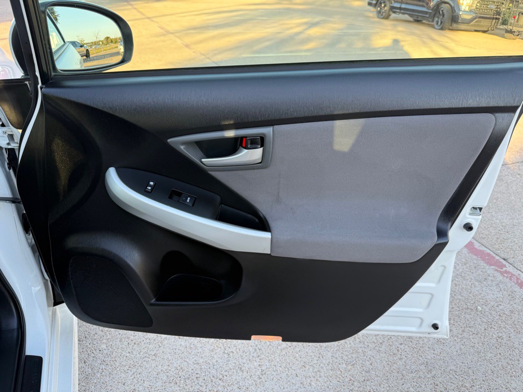 2013 Toyota Prius Image 18