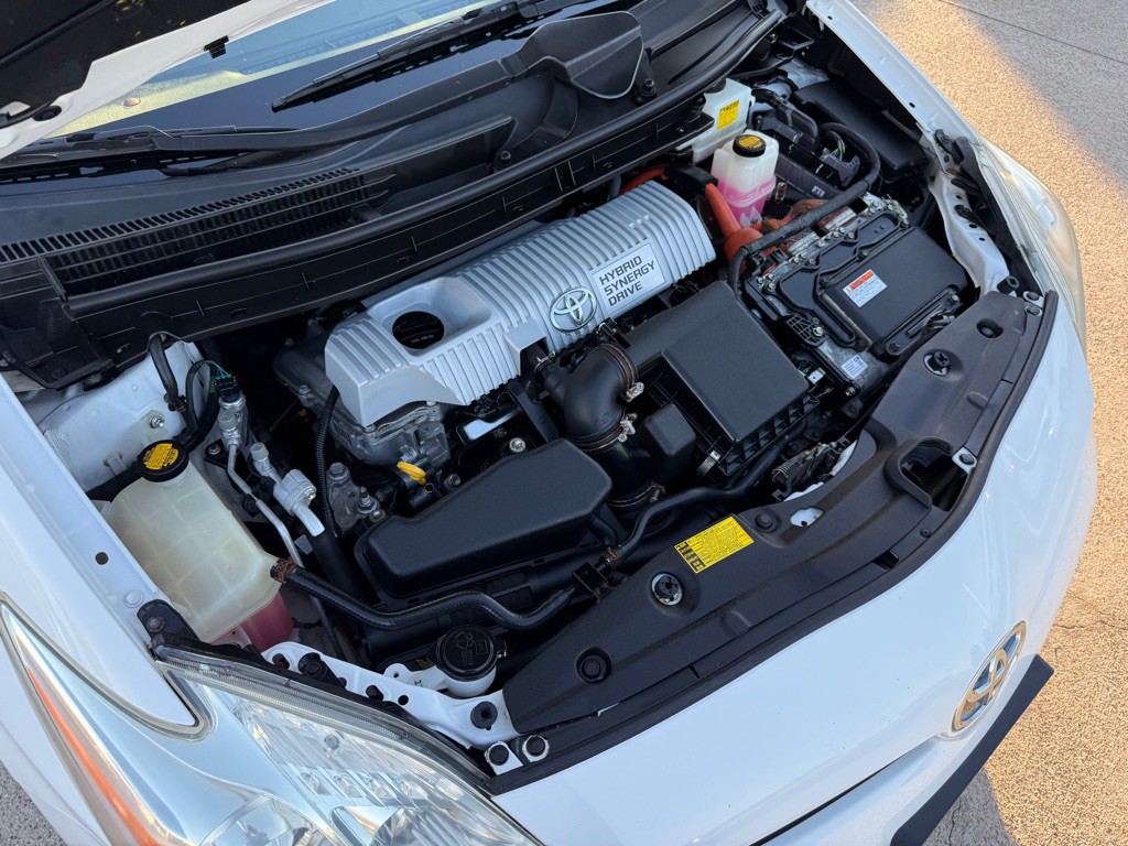 2013 Toyota Prius Image 32