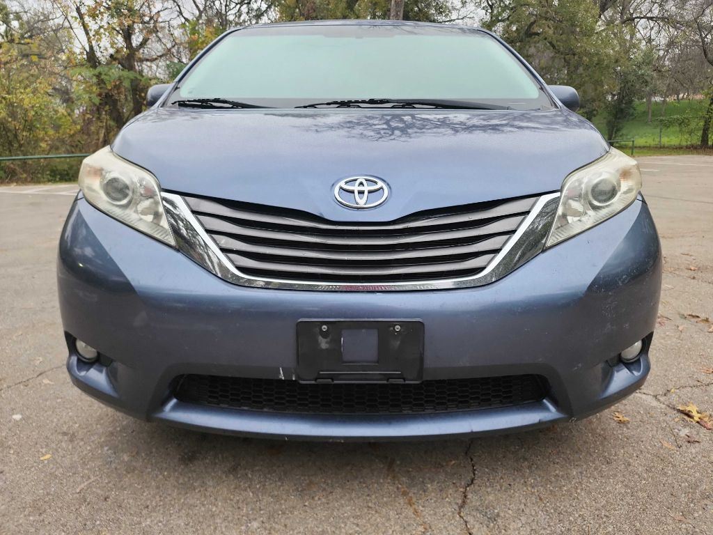 2014 Toyota Sienna Image 2
