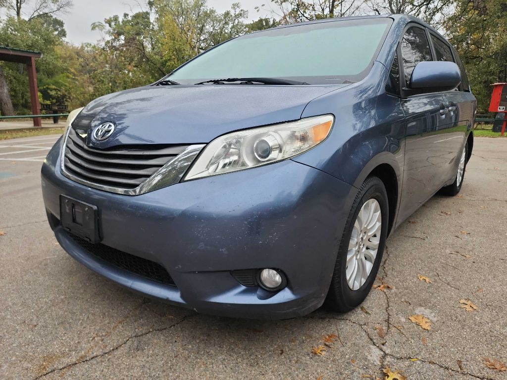 2014 Toyota Sienna Image 3