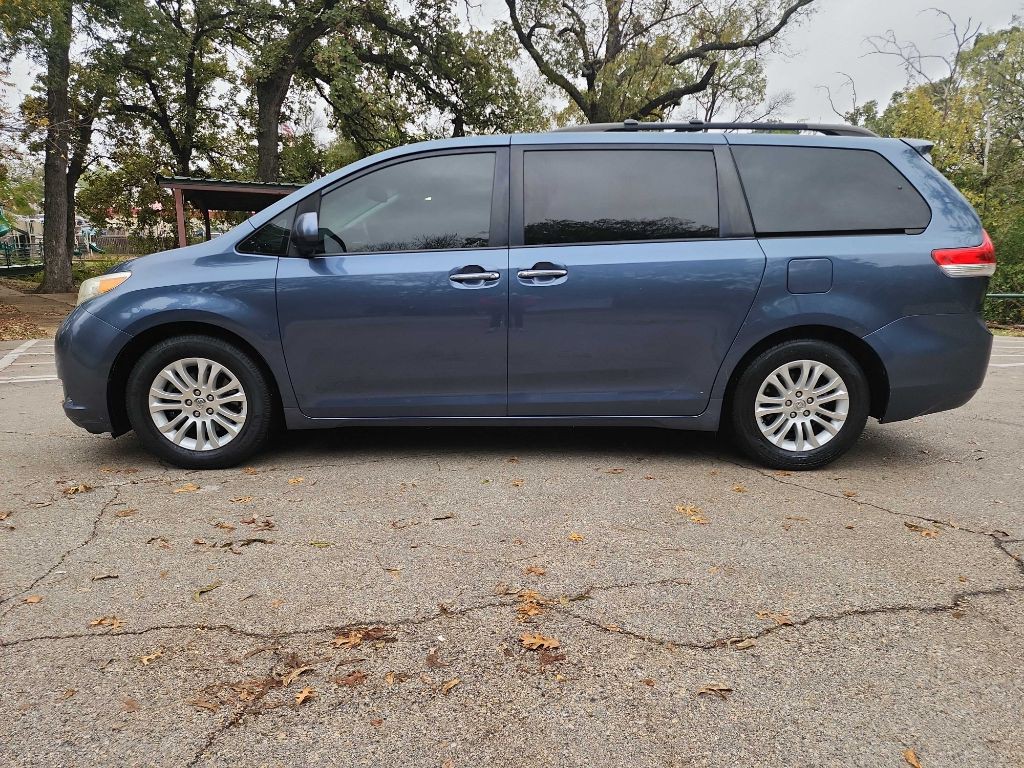 2014 Toyota Sienna Image 4