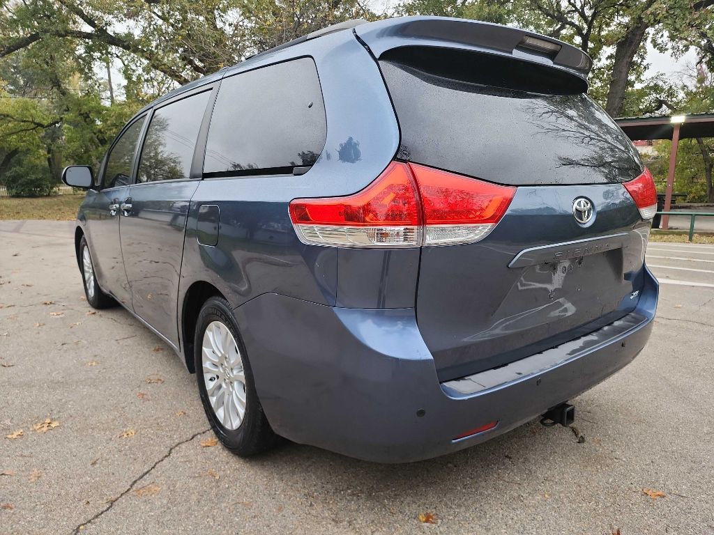 2014 Toyota Sienna Image 5