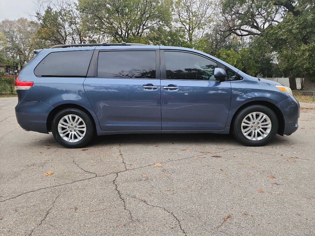 2014 Toyota Sienna Image 9