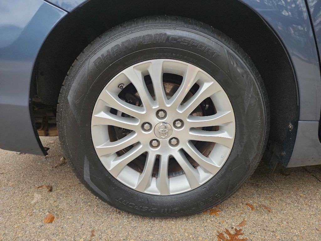 2014 Toyota Sienna Image 11
