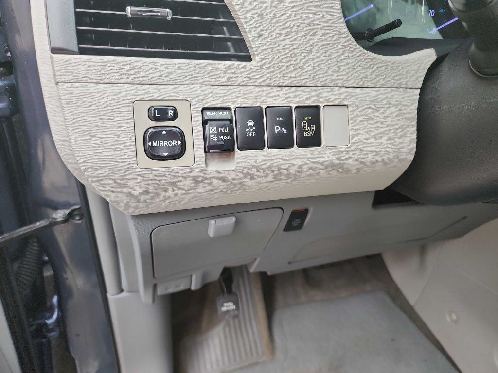 2014 Toyota Sienna Image 12