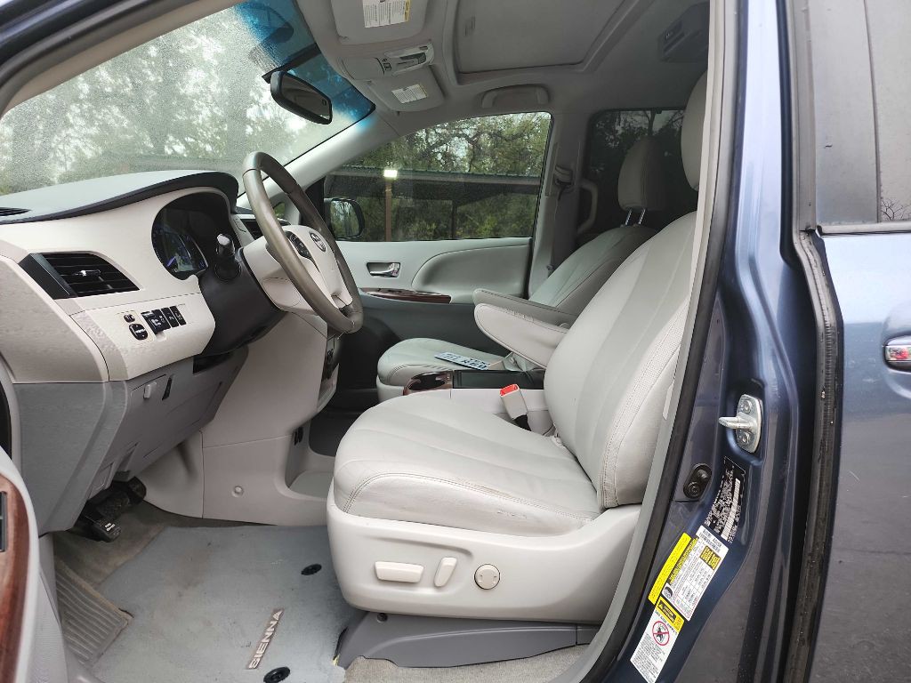 2014 Toyota Sienna Image 13