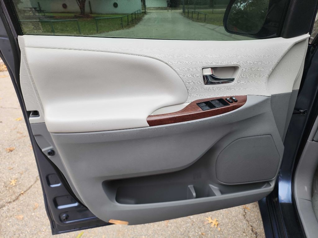 2014 Toyota Sienna Image 14