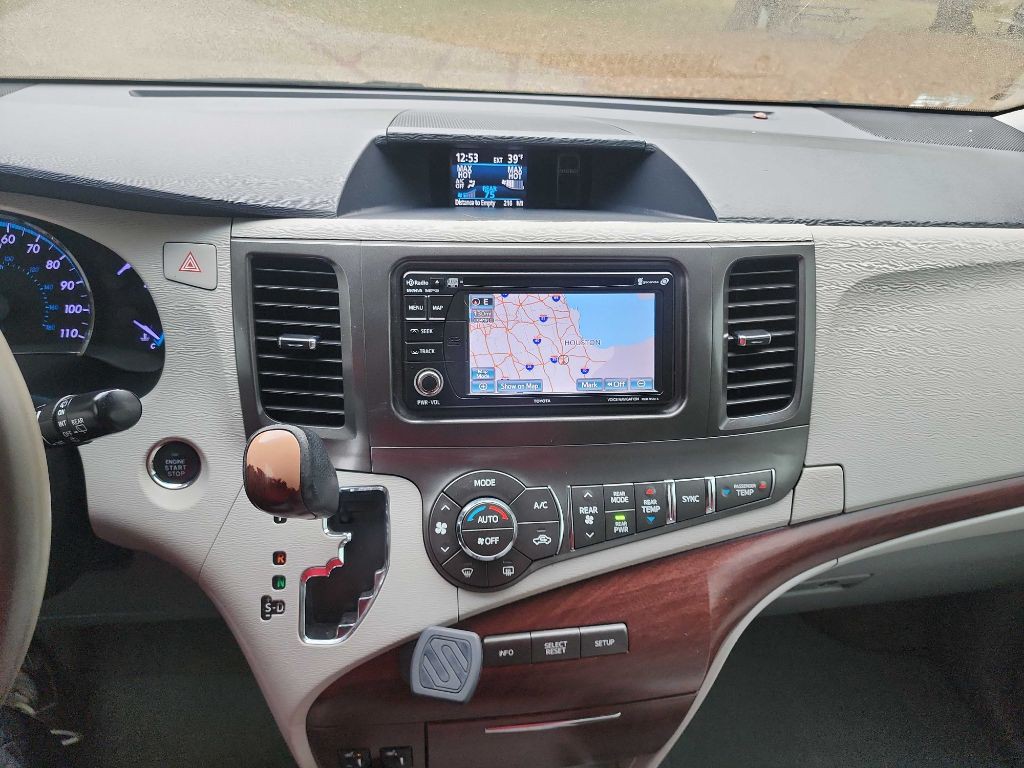 2014 Toyota Sienna Image 17
