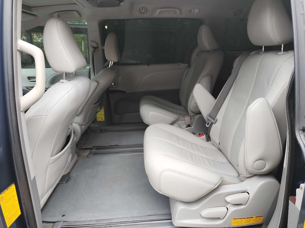 2014 Toyota Sienna Image 22