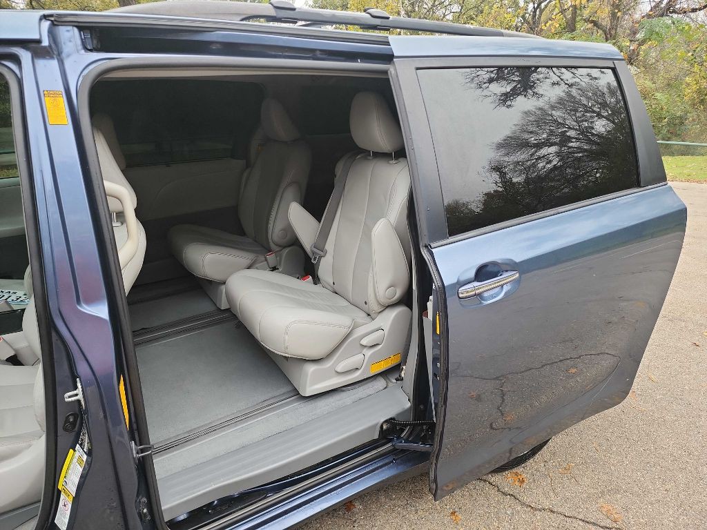 2014 Toyota Sienna Image 24