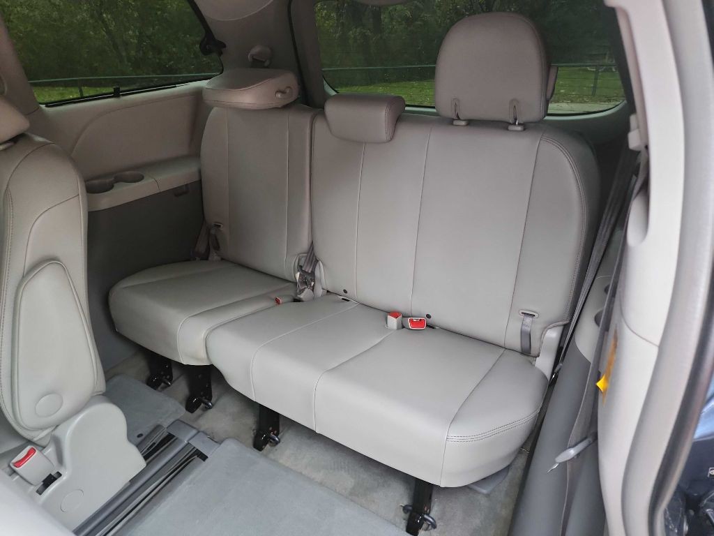 2014 Toyota Sienna Image 25