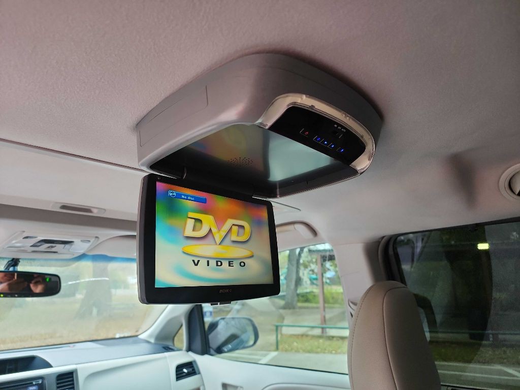 2014 Toyota Sienna Image 28