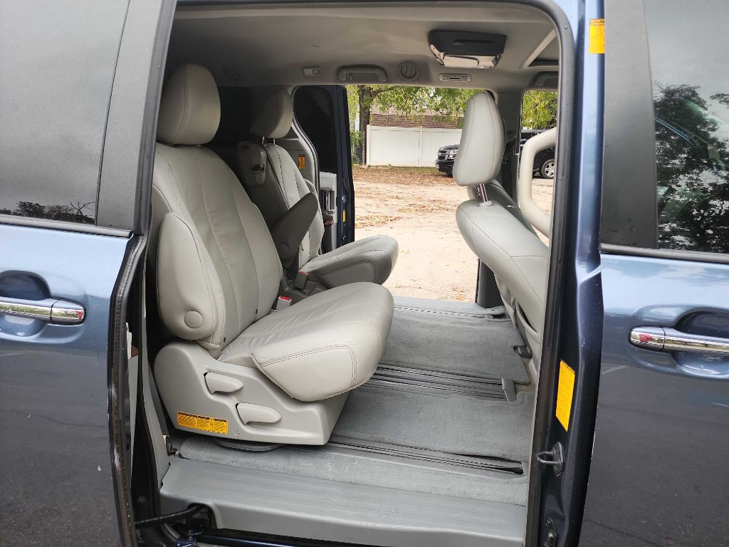 2014 Toyota Sienna Image 32