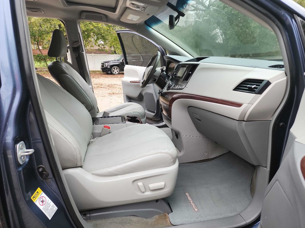 2014 Toyota Sienna Image 33