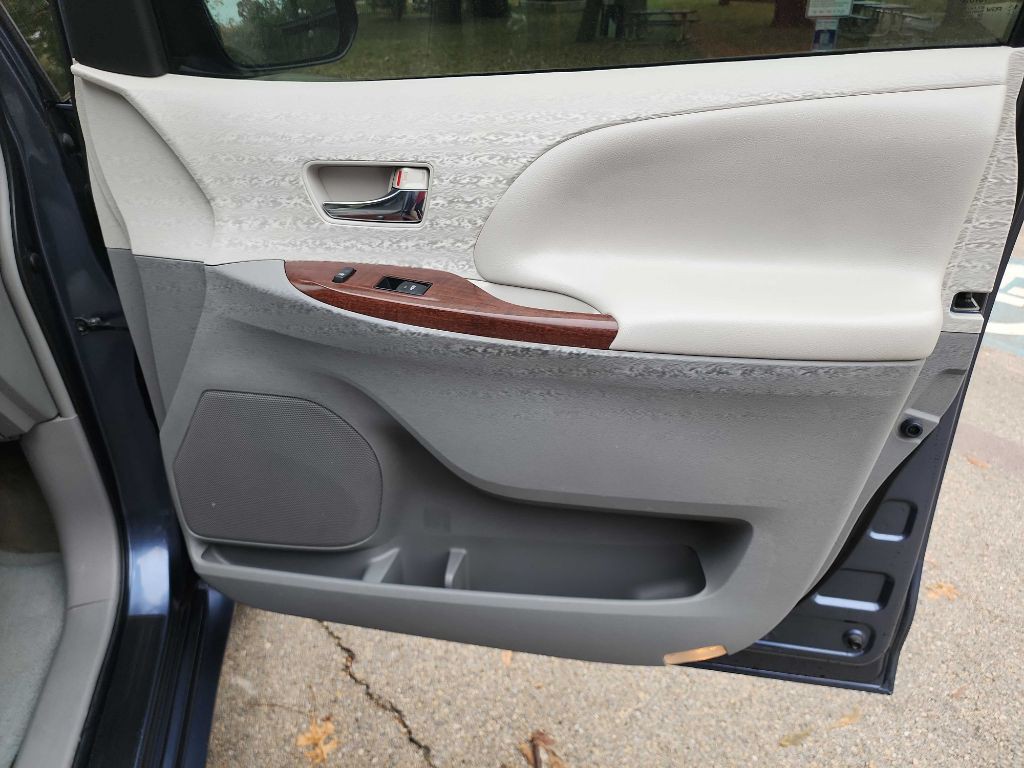 2014 Toyota Sienna Image 34
