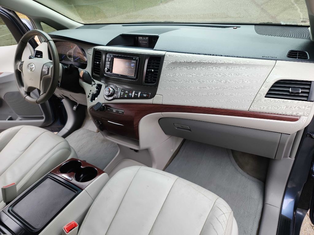 2014 Toyota Sienna Image 35