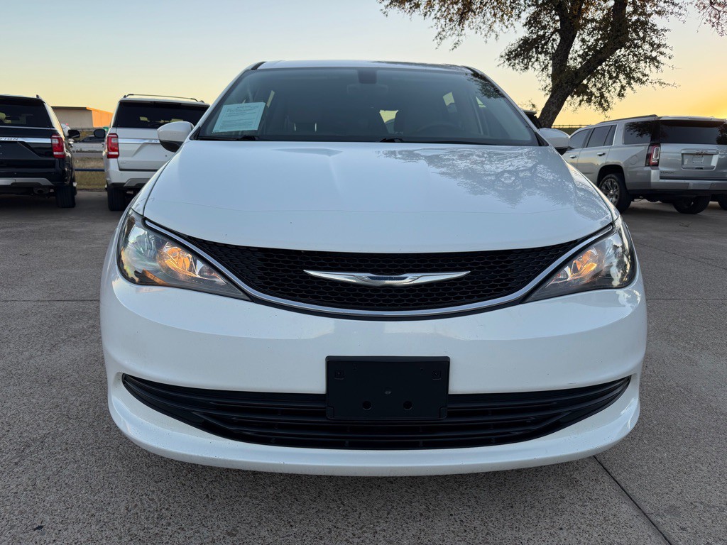 2017 Chrysler Pacifica Image 2