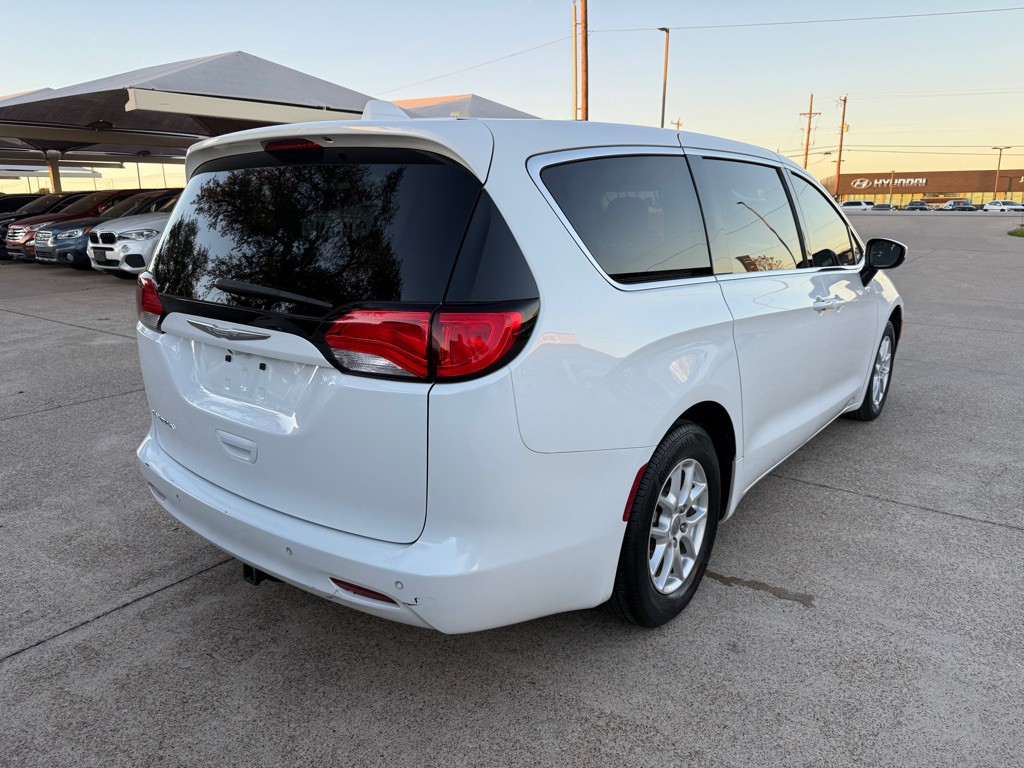 2017 Chrysler Pacifica Image 7