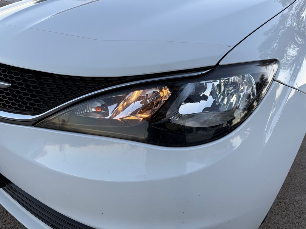 2017 Chrysler Pacifica Image 11