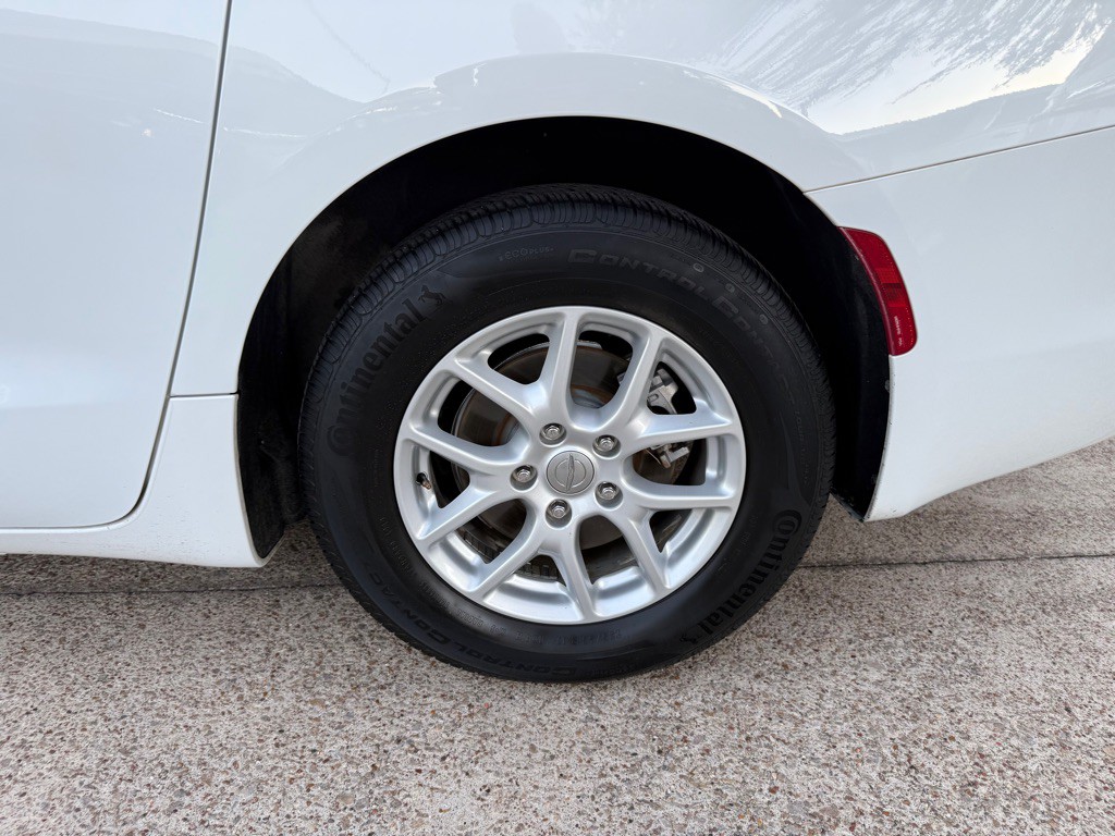 2017 Chrysler Pacifica Image 12