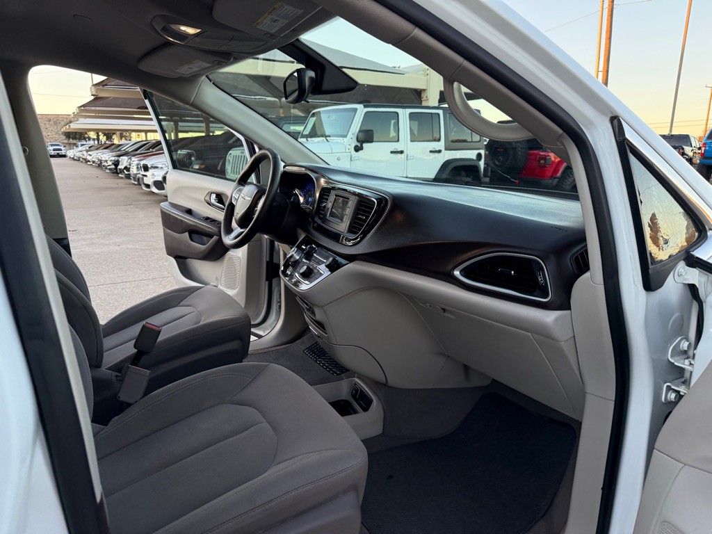 2017 Chrysler Pacifica Image 16