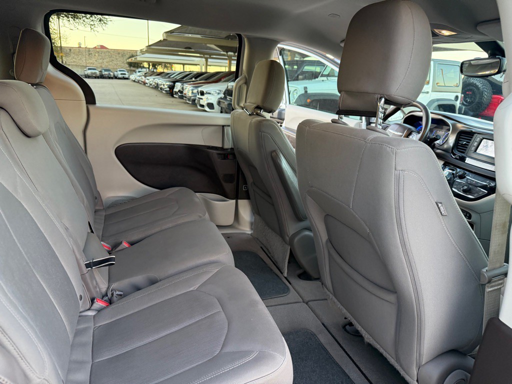 2017 Chrysler Pacifica Image 17