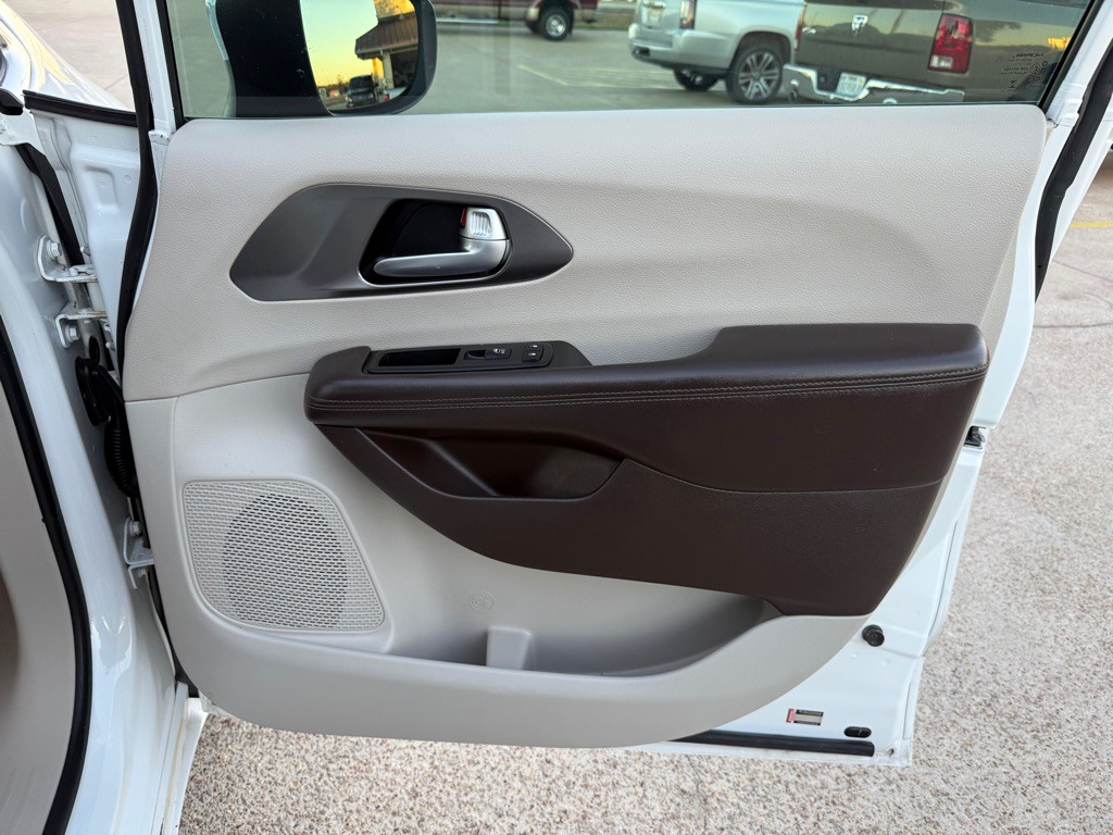 2017 Chrysler Pacifica Image 25