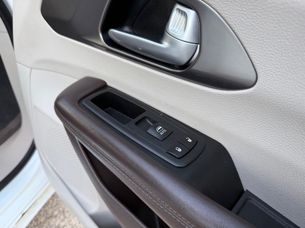 2017 Chrysler Pacifica Image 26