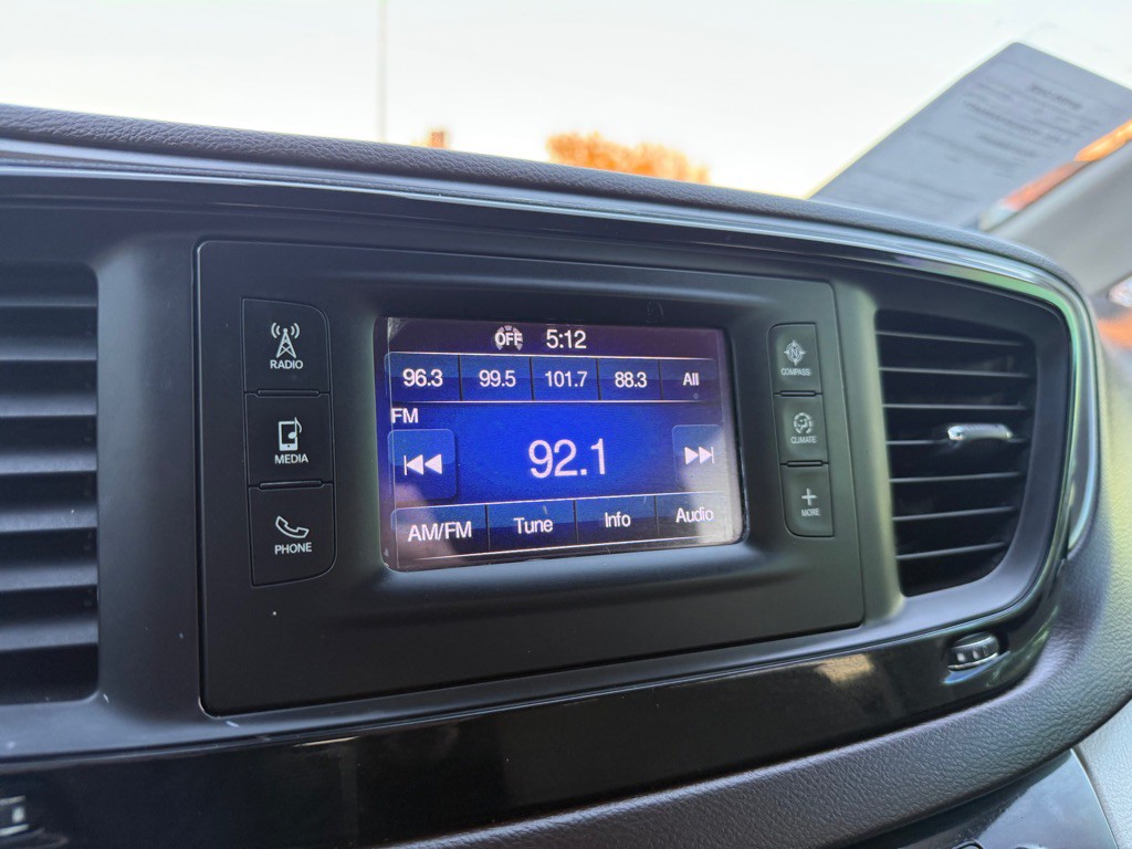 2017 Chrysler Pacifica Image 32