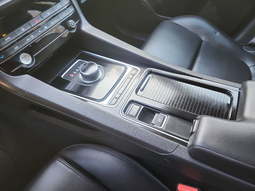 2018 Jaguar F-PACE Image 30