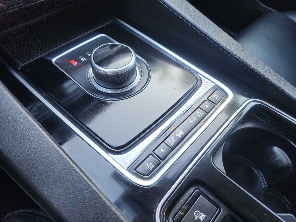 2018 Jaguar F-PACE Image 31