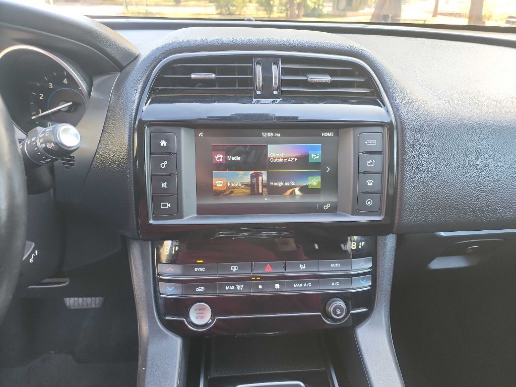 2018 Jaguar F-PACE Image 32