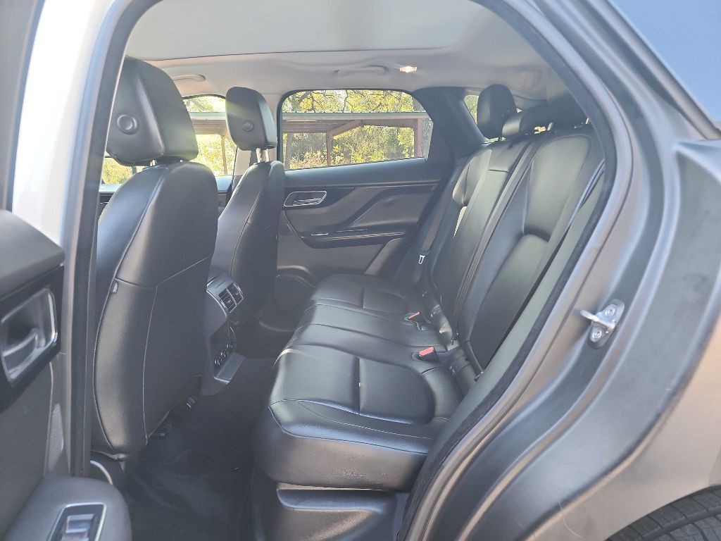 2018 Jaguar F-PACE Image 33