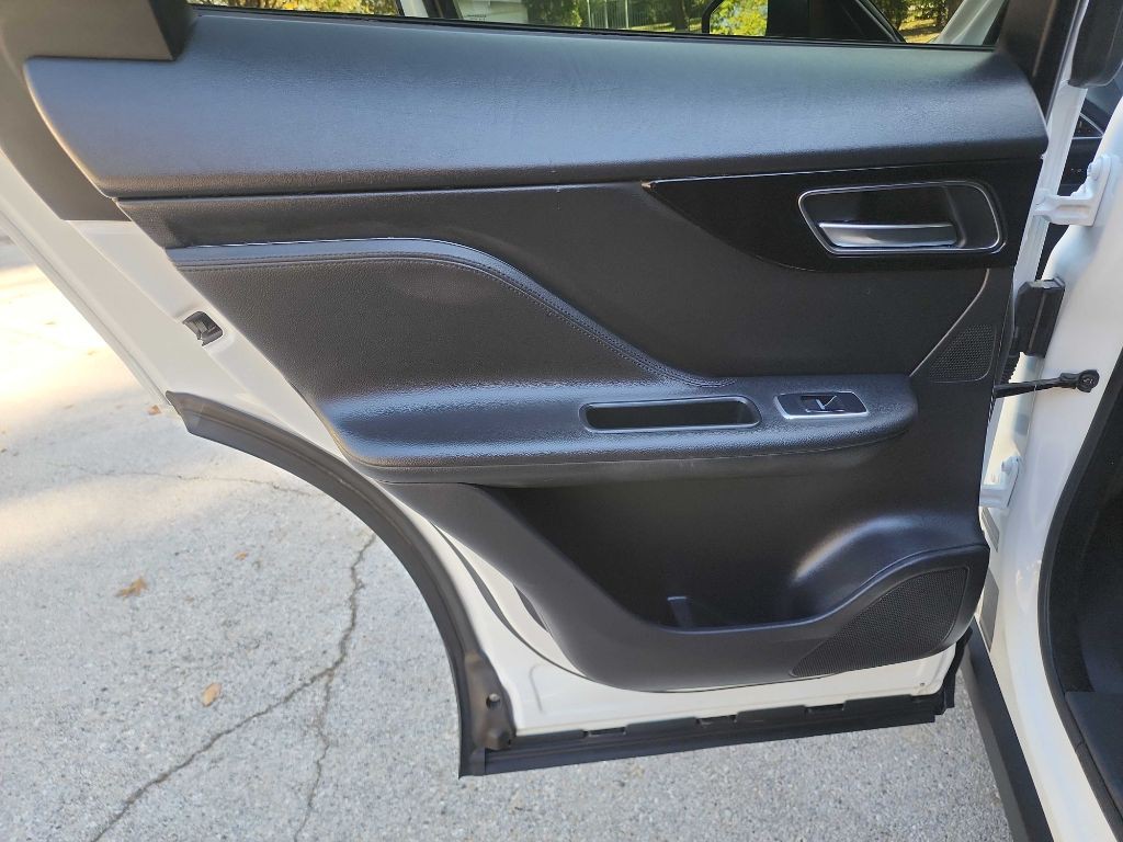 2018 Jaguar F-PACE Image 35