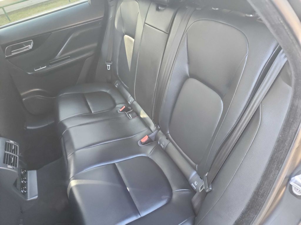 2018 Jaguar F-PACE Image 36