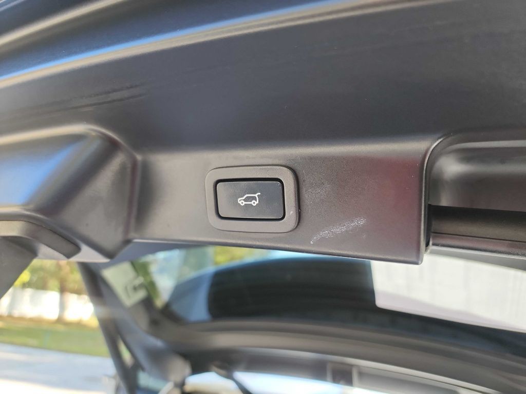 2018 Jaguar F-PACE Image 37