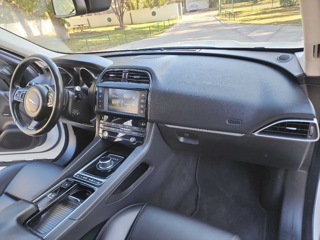 2018 Jaguar F-PACE Image 46