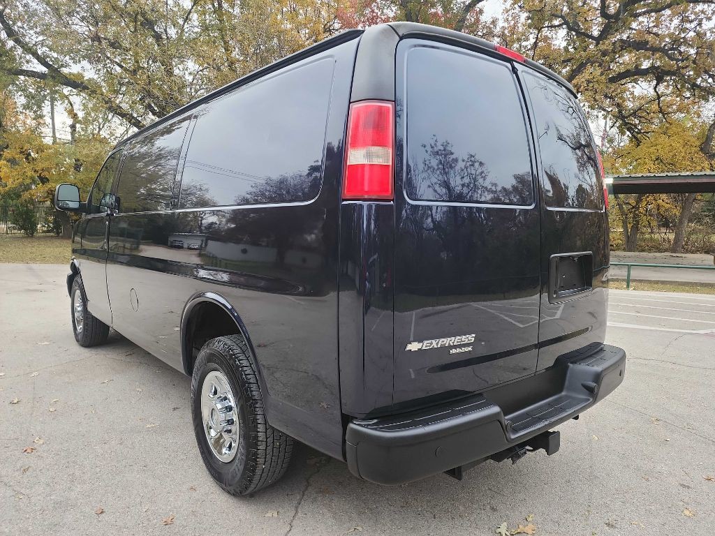2015 Chevrolet Express Image 2