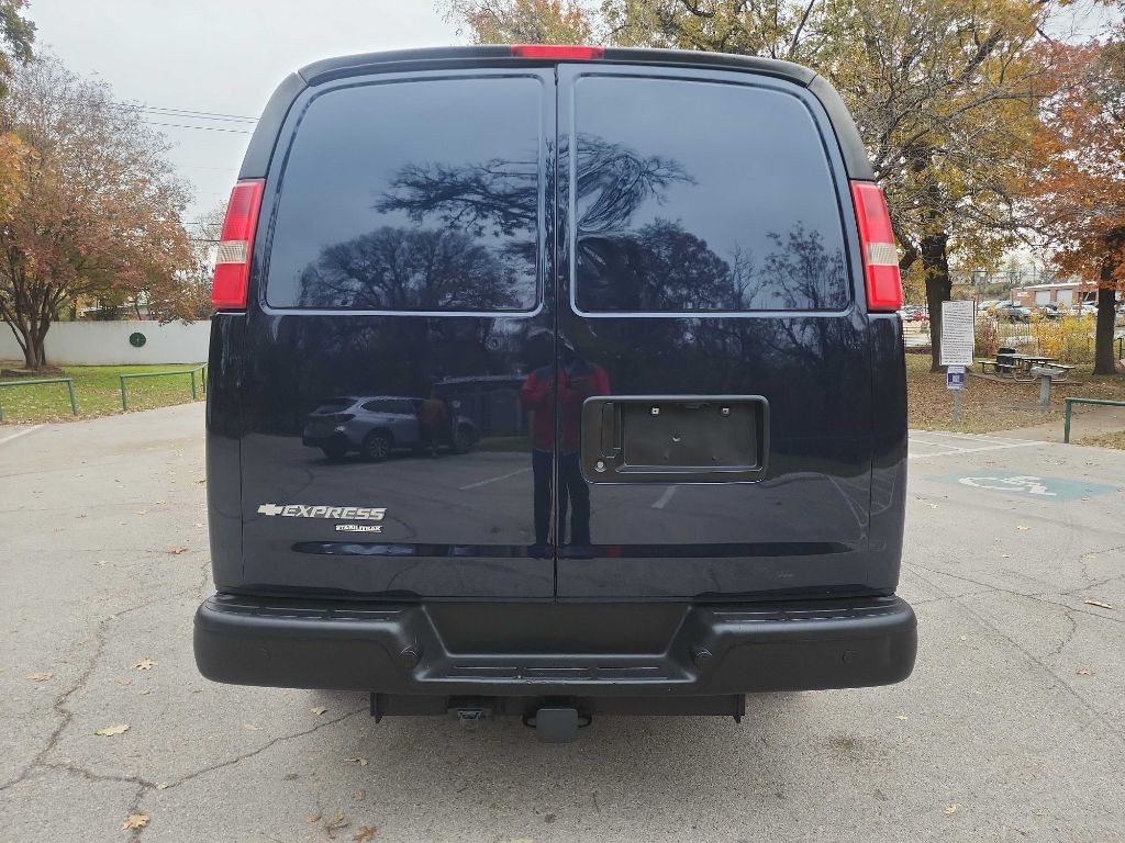 2015 Chevrolet Express Image 9