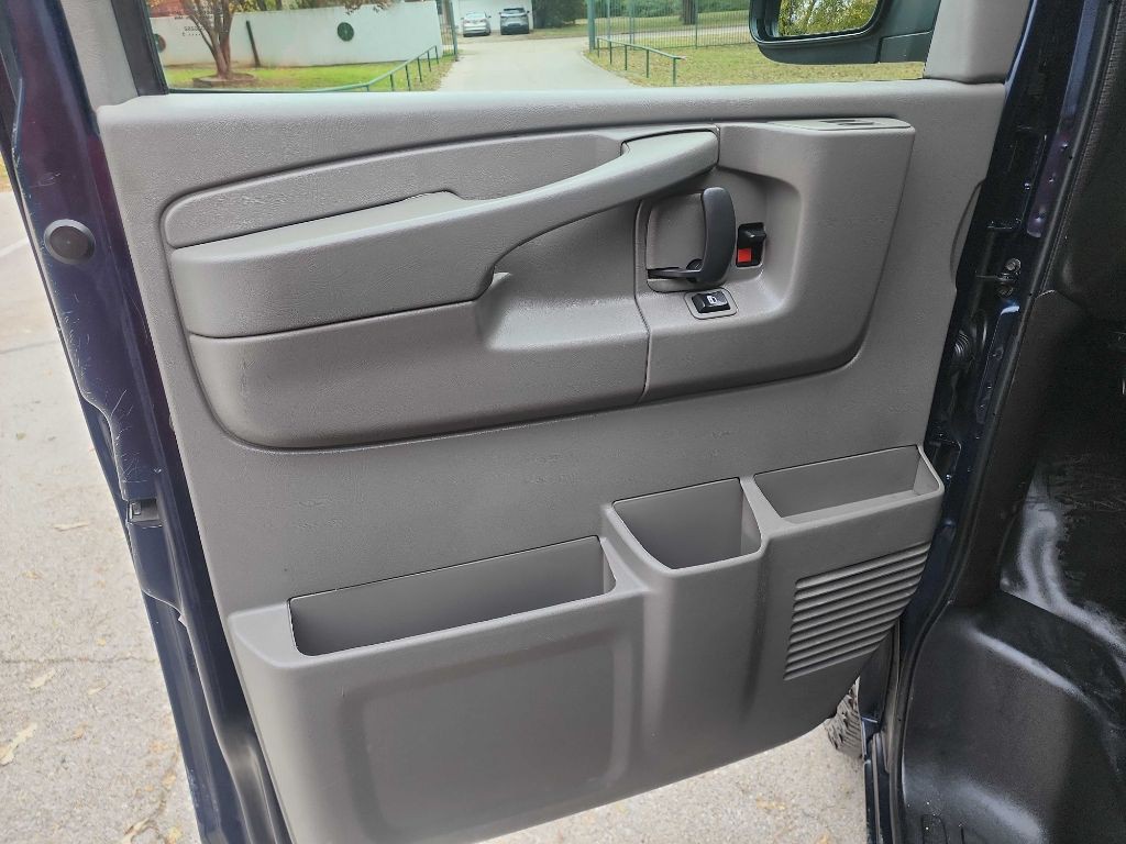 2015 Chevrolet Express Image 12